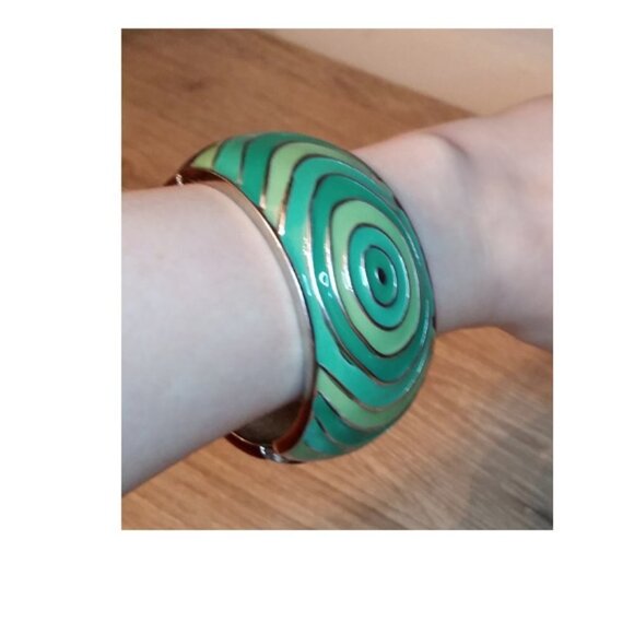 Silver tone pastel green enamel clamper bracelet statement - Picture 3 of 3